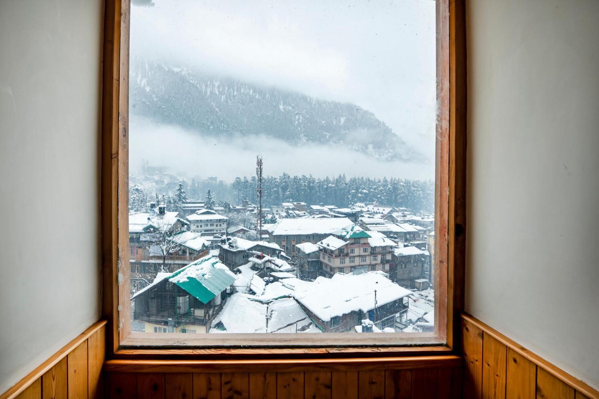 Готель Treebo Premium Sattva With Mountain View Маналі Екстер'єр фото