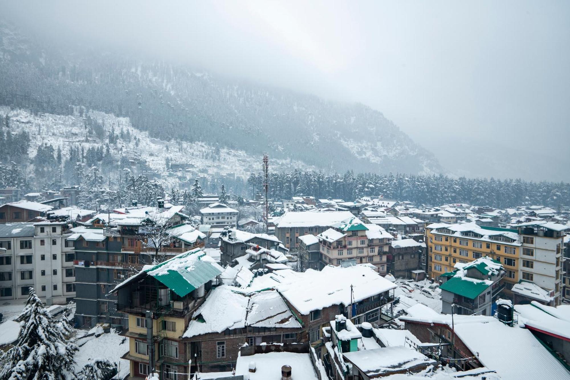 Готель Treebo Premium Sattva With Mountain View Маналі Екстер'єр фото