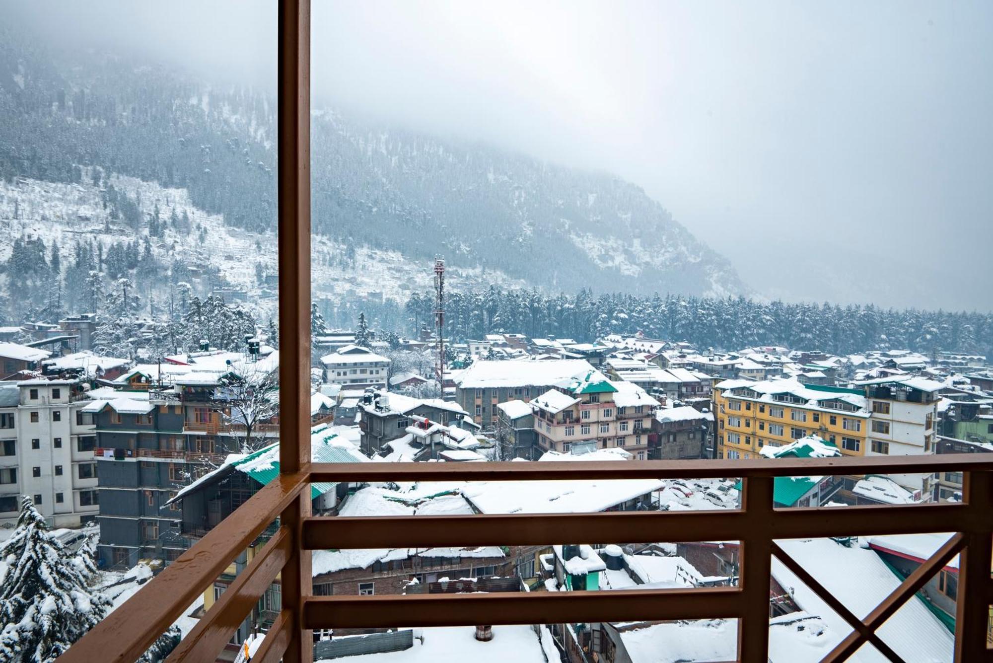 Готель Treebo Premium Sattva With Mountain View Маналі Екстер'єр фото